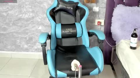 Snapshot of little_lili19 chatting on 01.19.25 Lili online show from 01.19.25