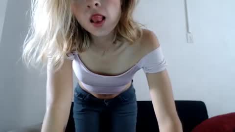 Snapshot of littlebell44 chatting on 05.22.26 sofia online show from 05.22.26
