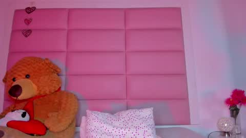 Snapshot of littlee_emma_ chatting on 02.02.25 littlee_emma_ online show from 02.02.25