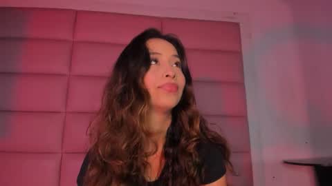 Snapshot of littlee_emma_ chatting on 11.15.25 littlee_emma_ online show from 11.15.25