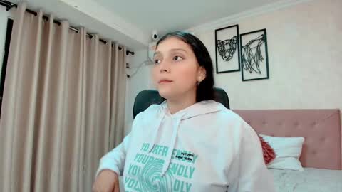 Snapshot of littlemolly_pregnant chatting on 03.09.26 Sarahs Room online show from 03.09.26