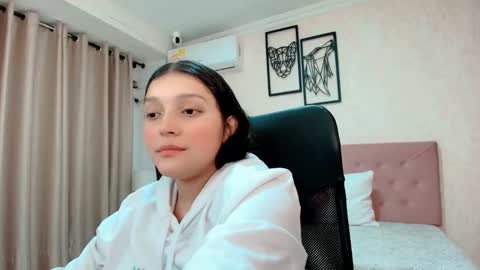 Snapshot of littlemolly_pregnant chatting on 03.10.26 Sarahs Room online show from 03.10.26