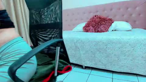 Snapshot of littlemolly_pregnant chatting on 03.12.26 Sarahs Room online show from 03.12.26