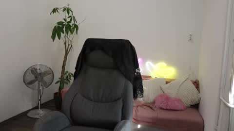 Snapshot of littlestellaspark chatting on 10.30.25 littlestellaspark online show from 10.30.25