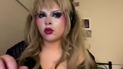 Snapshot of livvybee chatting on 02.19.26 livvybee online show from 02.19.26