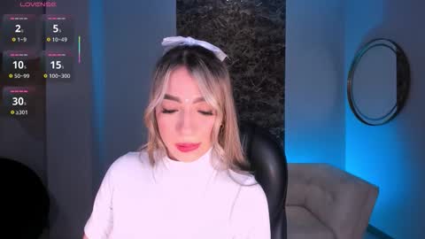 Snapshot of lizzcooper_ chatting on 11.12.25 Lizz online show from 11.12.25