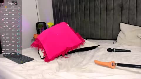 Snapshot of lizzy_pink3 chatting on 12.14.24 independent model online show from 12.14.24