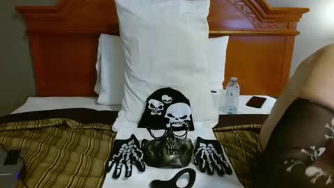 Snapshot of lnsideher69 chatting on 10.29.25 John online show from 10.29.25