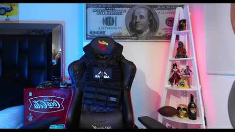 Snapshot of logan_hugh8 chatting on 12.19.24 logan_hugh8 online show from 12.19.24