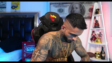 Snapshot of logan_hugh8 chatting on 12.19.24 logan_hugh8 online show from 12.19.24