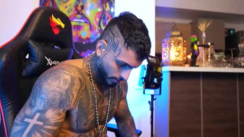 Snapshot of logan_hugh8 chatting on 10.13.25 logan_hugh8 online show from 10.13.25