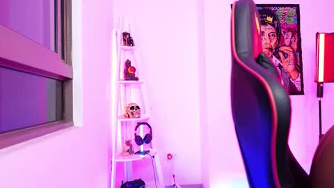 Snapshot of logan_hugh8 chatting on 10.18.25 logan_hugh8 online show from 10.18.25