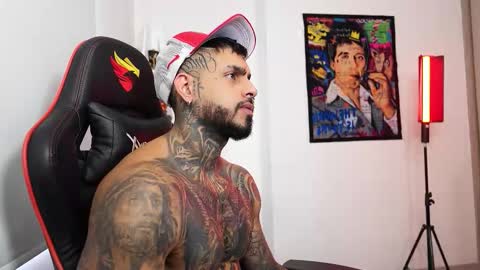 Snapshot of logan_hugh8 chatting on 10.19.25 logan_hugh8 online show from 10.19.25