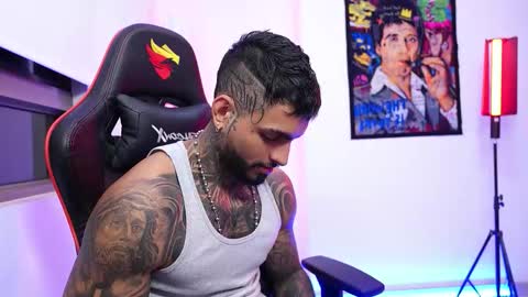 Snapshot of logan_hugh8 chatting on 10.22.25 logan_hugh8 online show from 10.22.25