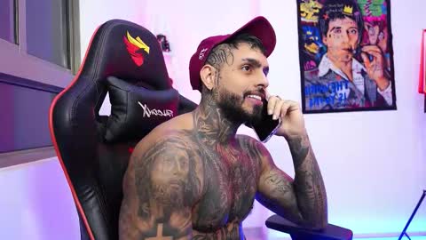 Snapshot of logan_hugh8 chatting on 10.25.25 logan_hugh8 online show from 10.25.25