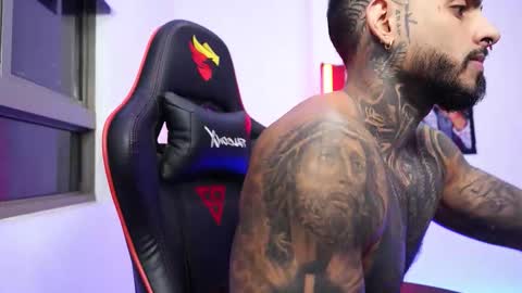 Snapshot of logan_hugh8 chatting on 10.28.25 logan_hugh8 online show from 10.28.25