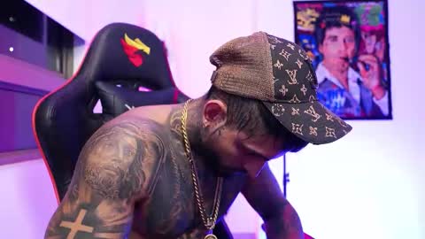 Snapshot of logan_hugh8 chatting on 11.14.25 logan_hugh8 online show from 11.14.25