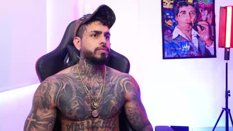 Snapshot of logan_hugh8 chatting on 11.17.25 logan_hugh8 online show from 11.17.25