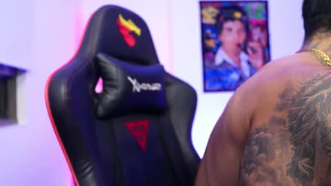 Snapshot of logan_hugh8 chatting on 11.23.25 logan_hugh8 online show from 11.23.25