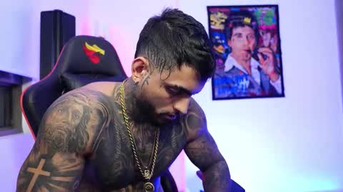 Snapshot of logan_hugh8 chatting on 11.25.25 logan_hugh8 online show from 11.25.25