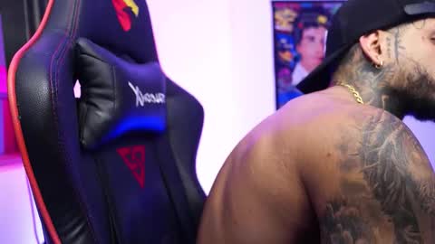 Snapshot of logan_hugh8 chatting on 12.16.25 logan_hugh8 online show from 12.16.25