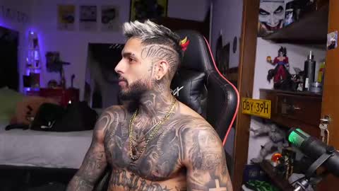 logan_hugh8 online show from 04.20.26