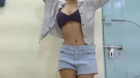 lolaa online show from 10.13.25