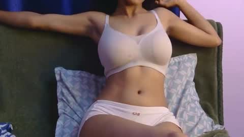 Snapshot of lolaa_darling chatting on 05.20.26 lolaa online show from 05.20.26