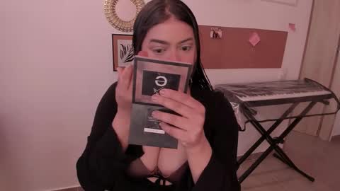 Snapshot of lolaasmith_21 chatting on 11.01.25 lolaasmith_21 online show from 11.01.25