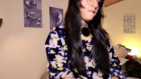 Snapshot of lolaleah_ chatting on 12.01.25 Lola online show from 12.01.25