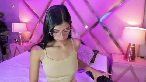 Snapshot of lolapierce chatting on 09.30.25 loli online show from 09.30.25