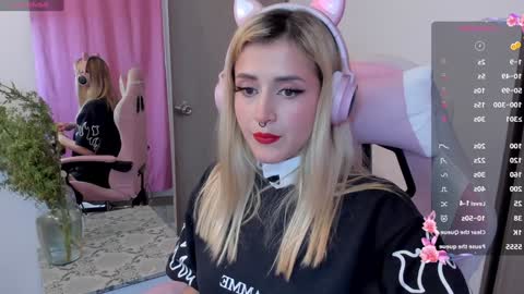 Snapshot of lolly_js_ chatting on 12.30.24 Lolly online show from 12.30.24