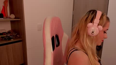 Snapshot of lolly_js_ chatting on 02.15.25 Lolly online show from 02.15.25