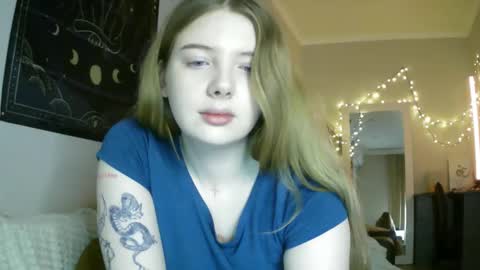 Snapshot of lollylol11 chatting on 12.23.24 Lilly online show from 12.23.24