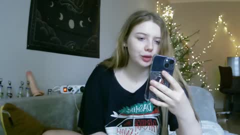 Snapshot of lollylol11 chatting on 01.12.25 Lilly online show from 01.12.25