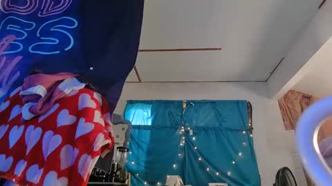 Snapshot of lononcashmere69 chatting on 12.30.24 Londoncashmere69 online show from 12.30.24