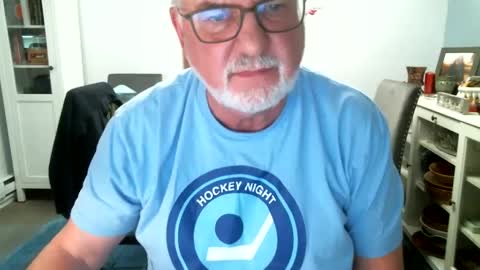 Snapshot of loop102 chatting on 09.14.25 loop102 online show from 09.14.25