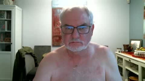 Snapshot of loop102 chatting on 05.06.26 loop102 online show from 05.06.26