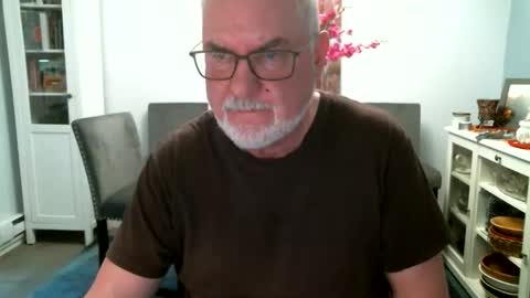 Snapshot of loop102 chatting on 06.08.26 loop102 online show from 06.08.26