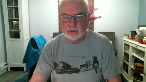 Snapshot of loop102 chatting on 06.28.26 loop102 online show from 06.28.26