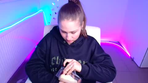 Lora online show from 10.21.25