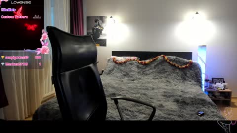 Snapshot of loraflame chatting on 12.27.24 Lora online show from 12.27.24