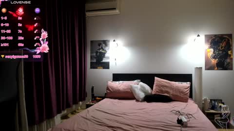 Snapshot of loraflame chatting on 01.11.25 Lora online show from 01.11.25