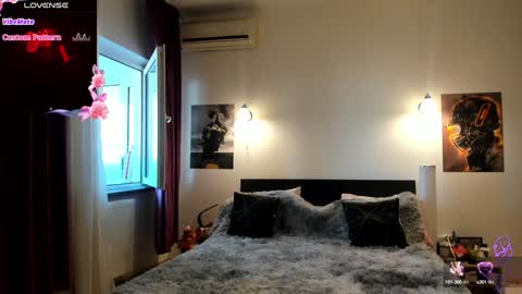 Snapshot of loraflame chatting on 01.14.25 Lora online show from 01.14.25