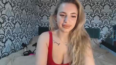 Snapshot of lorasinclare chatting on 11.11.25 Queen LoraSinClare online show from 11.11.25