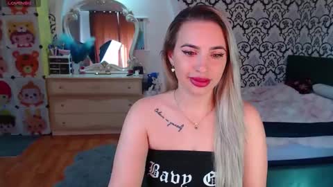 Queen LoraSinClare online show from 04.28.26