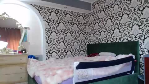 Queen LoraSinClare online show from 04.30.26