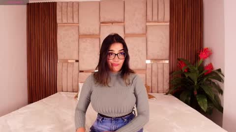 Snapshot of lorein_dim chatting on 10.16.25 Lorein online show from 10.16.25