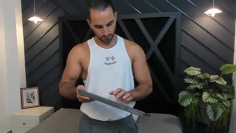  L O R E N Z O  Thumbs Up help  online show from 01.15.25