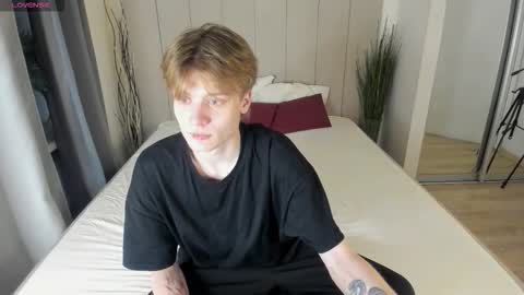 Snapshot of louie_evans chatting on 12.21.25 louie_evans online show from 12.21.25